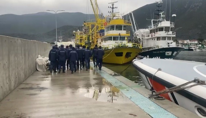 Marmara Denizinde yasak olmasına rağmen, iki yıldır trol ile avlandıkları belirlenen teknelere Sahil Güvenlik ekipleri tarafından el konulup ...