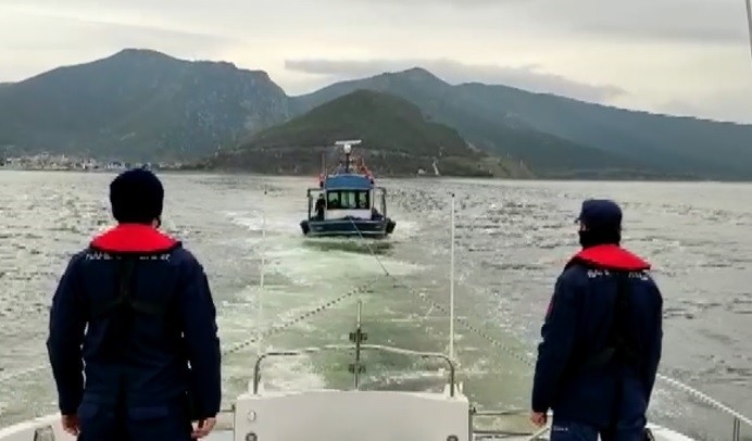 Marmara Denizinde yasak olmasına rağmen, iki yıldır trol ile avlandıkları belirlenen teknelere Sahil Güvenlik ekipleri tarafından el konulup ...