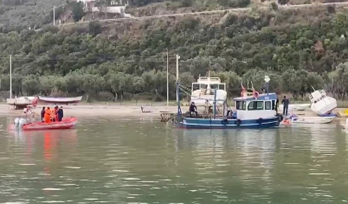 Marmara Denizinde yasak olmasına rağmen, iki yıldır trol ile avlandıkları belirlenen teknelere Sahil Güvenlik ekipleri tarafından el konulup ...