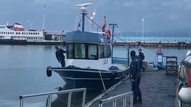 Marmara Denizinde yasak olmasına rağmen, iki yıldır trol ile avlandıkları belirlenen teknelere Sahil Güvenlik ekipleri tarafından el konulup ...