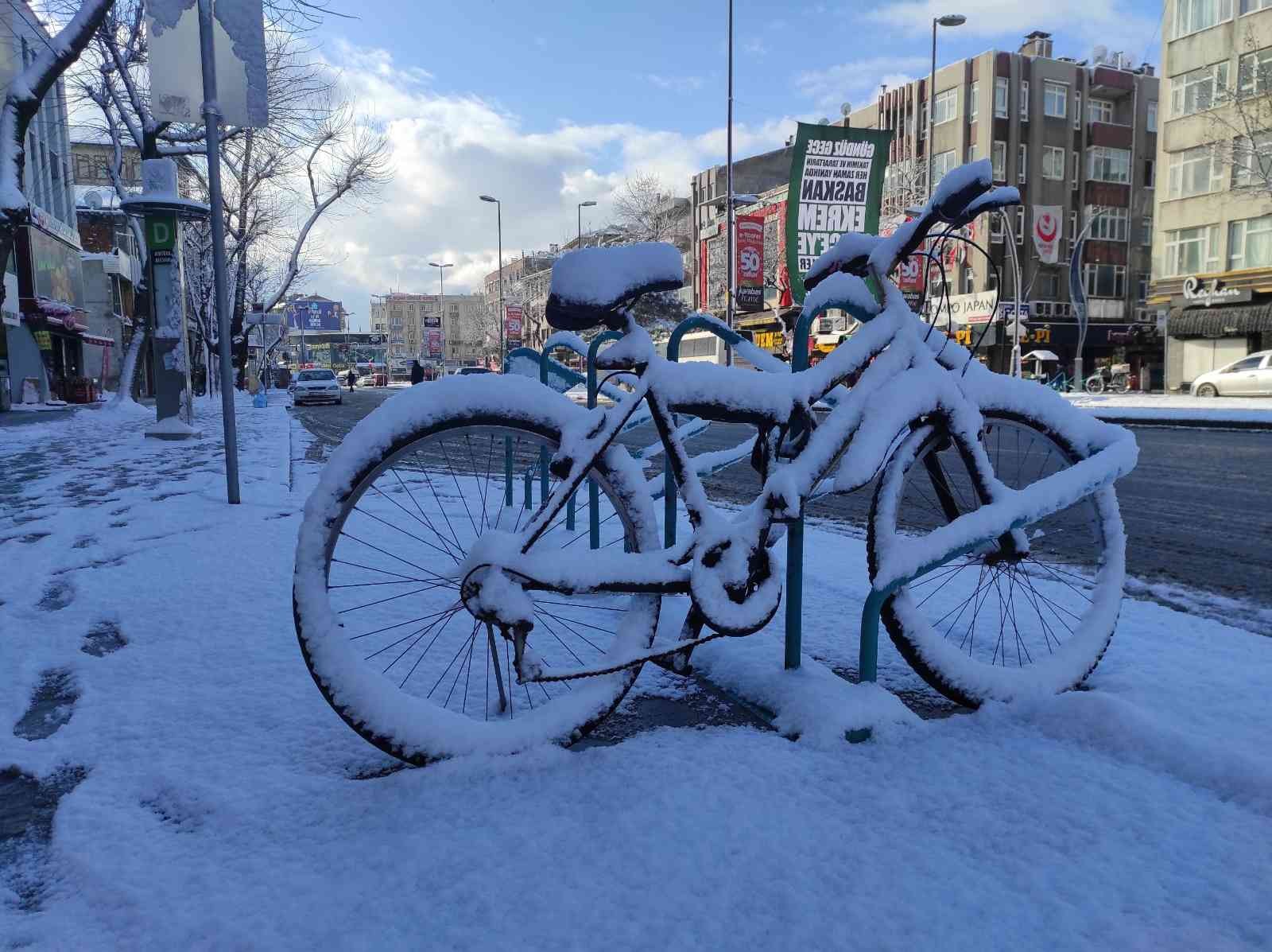 SAKARYA (İHA) – Sakarya’da dün etkisini göstermeye başlayan ve gece saatlerinde de devam eden kar yağışı sonrasında şehir güne karla uyandı ...