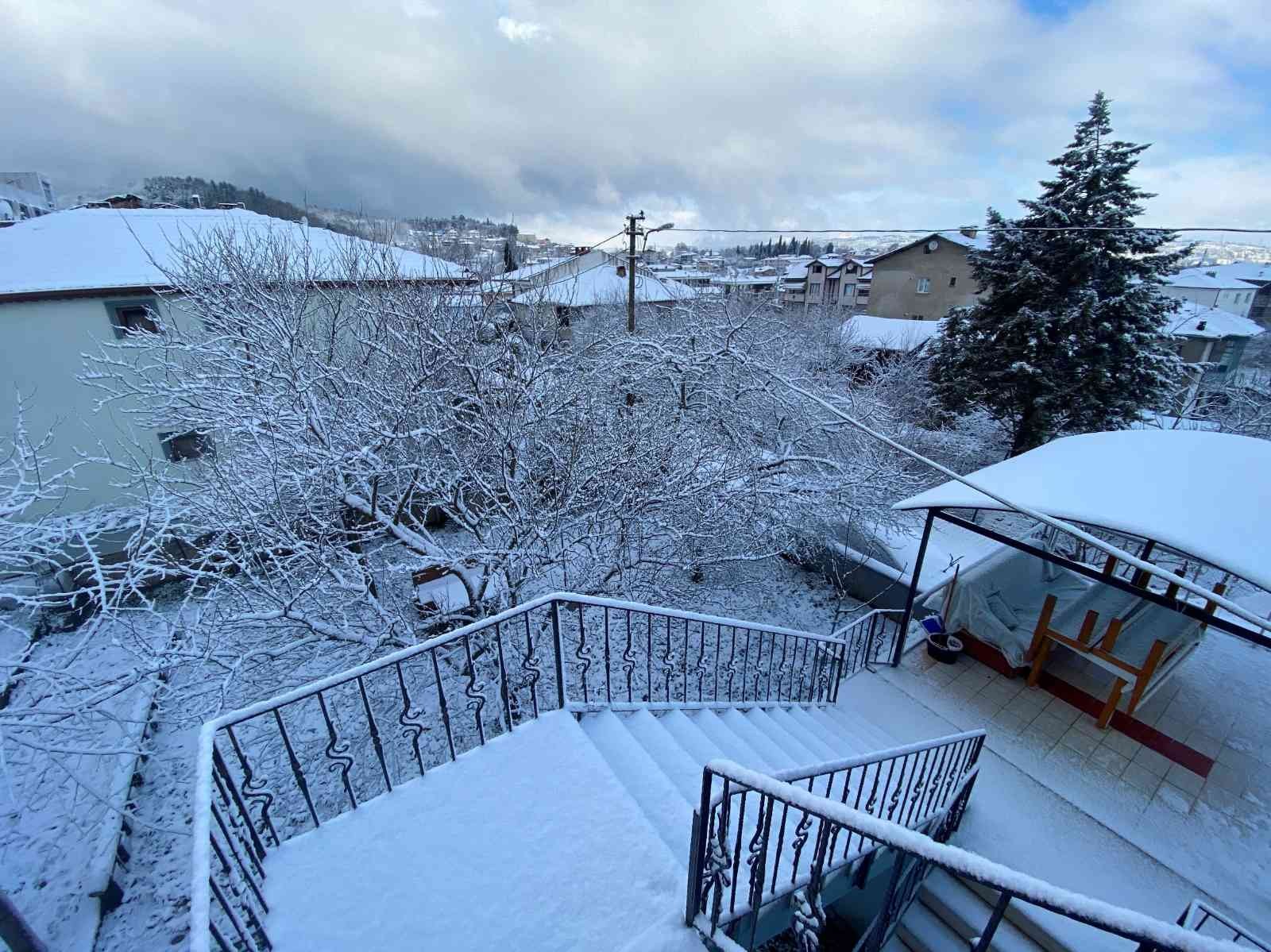 SAKARYA (İHA) – Sakarya’da dün etkisini göstermeye başlayan ve gece saatlerinde de devam eden kar yağışı sonrasında şehir güne karla uyandı ...