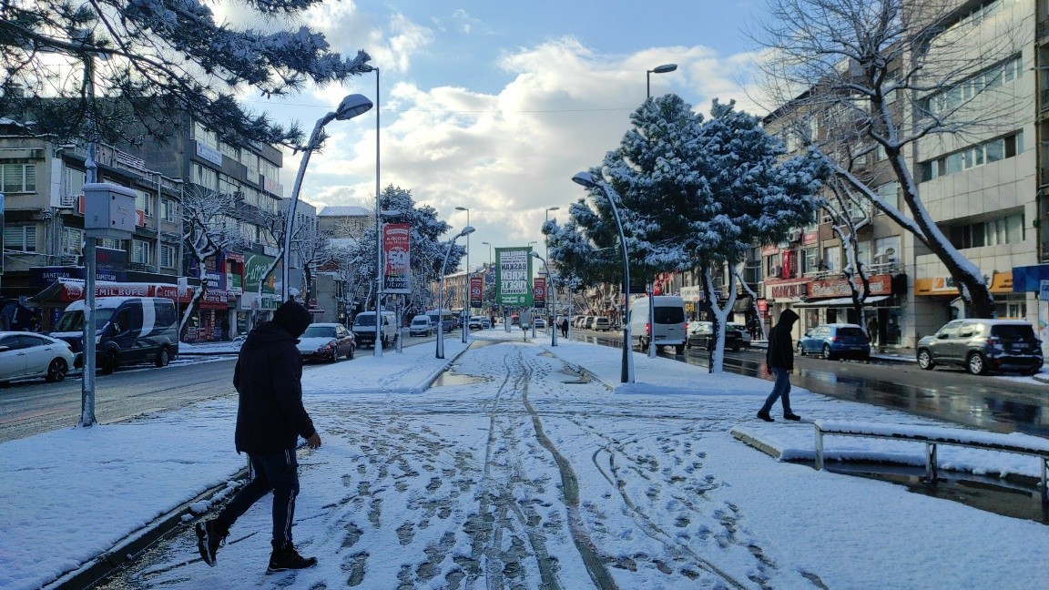 SAKARYA (İHA) – Sakarya’da dün etkisini göstermeye başlayan ve gece saatlerinde de devam eden kar yağışı sonrasında şehir güne karla uyandı ...