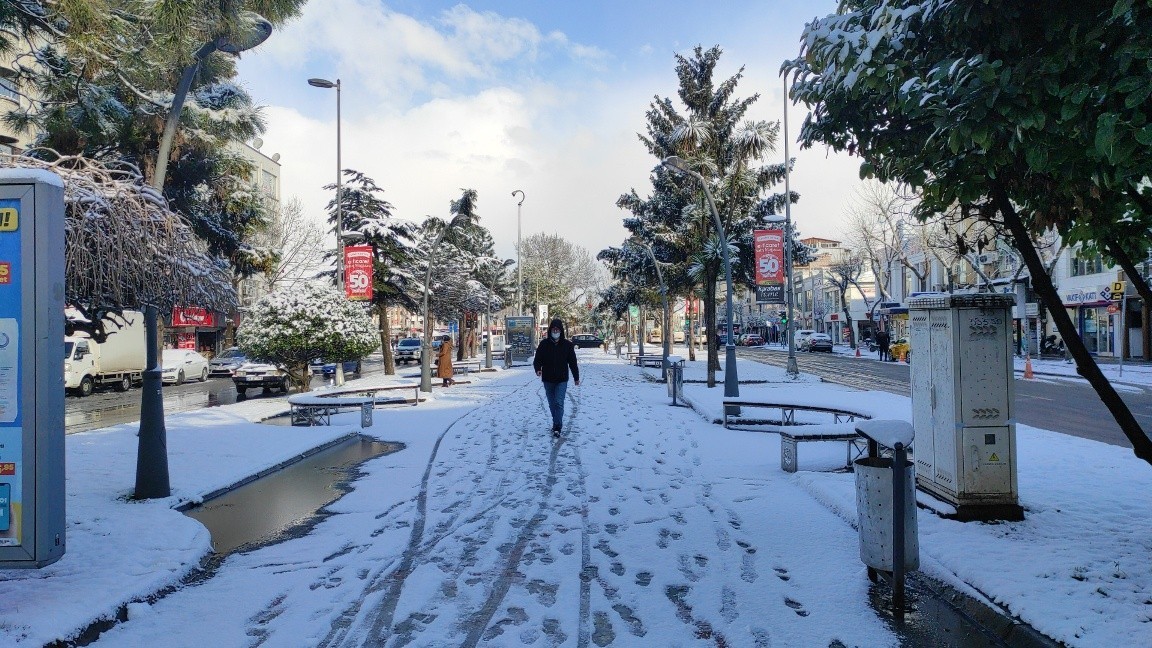 SAKARYA (İHA) – Sakarya’da dün etkisini göstermeye başlayan ve gece saatlerinde de devam eden kar yağışı sonrasında şehir güne karla uyandı ...