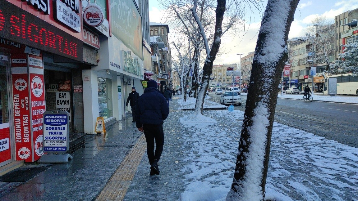 SAKARYA (İHA) – Sakarya’da dün etkisini göstermeye başlayan ve gece saatlerinde de devam eden kar yağışı sonrasında şehir güne karla uyandı ...