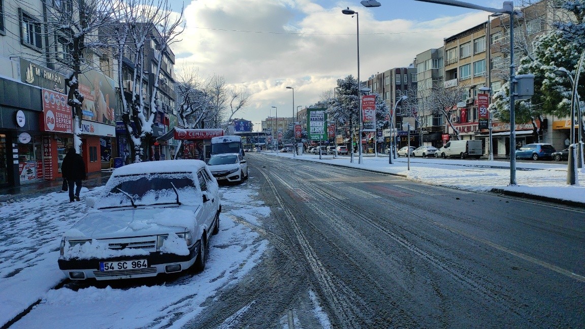 SAKARYA (İHA) – Sakarya’da dün etkisini göstermeye başlayan ve gece saatlerinde de devam eden kar yağışı sonrasında şehir güne karla uyandı ...