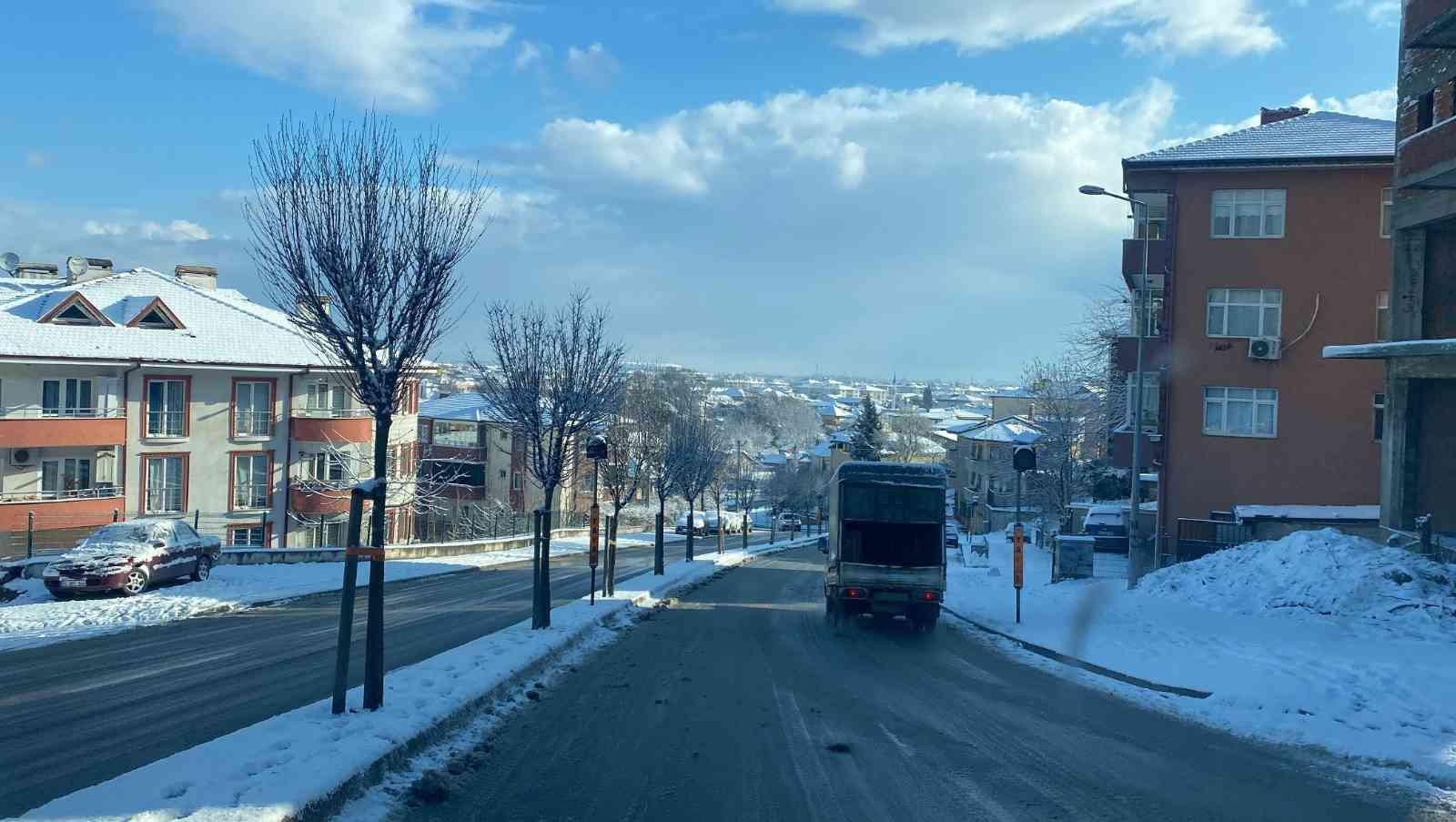 SAKARYA (İHA) – Sakarya’da dün etkisini göstermeye başlayan ve gece saatlerinde de devam eden kar yağışı sonrasında şehir güne karla uyandı ...