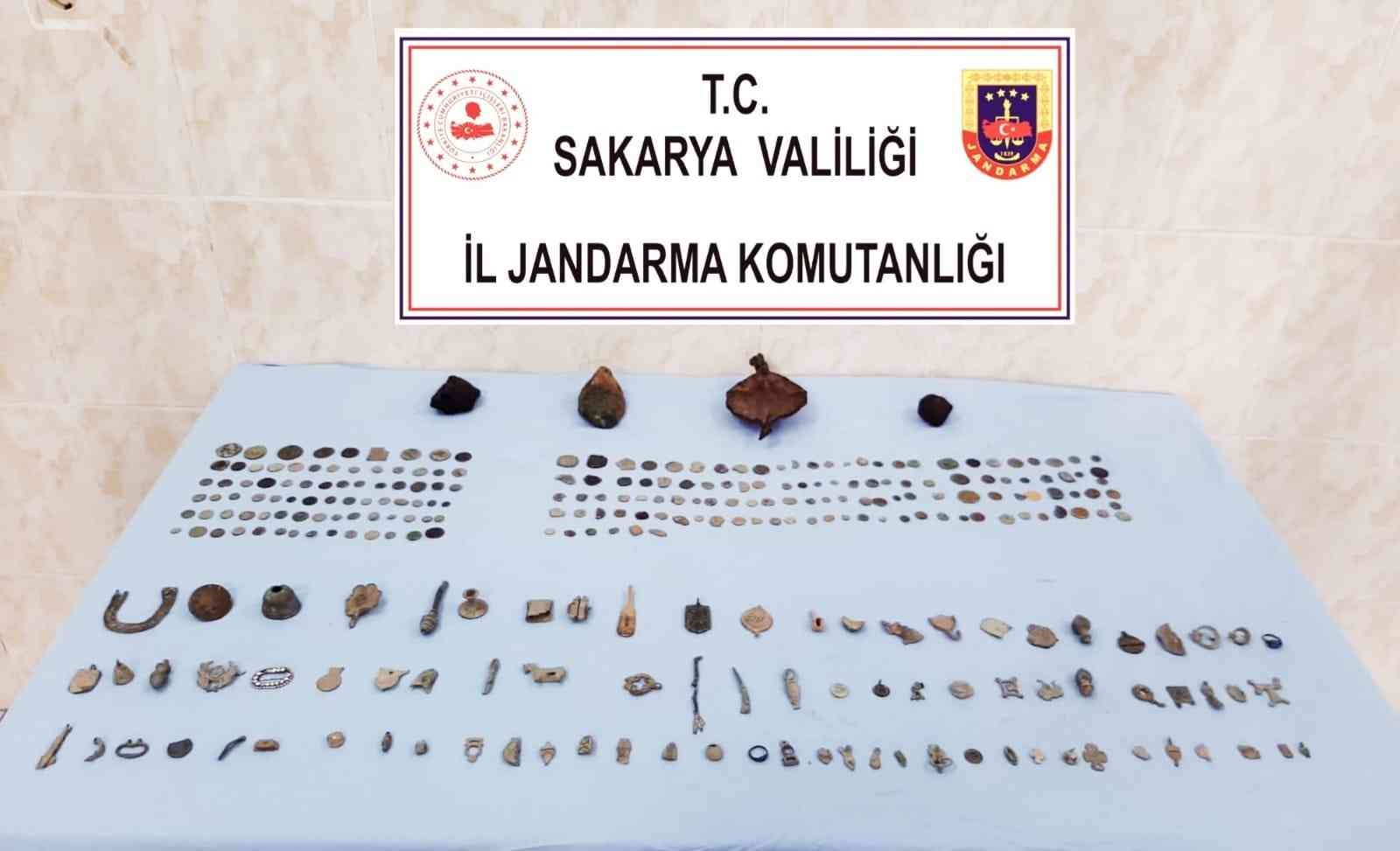 Sakarya’nın Pamukova ilçesinde jandarma ekiplerince gerçekleştirilen tarihi eser operasyonunda 201 adet sikke ele geçirilirken 2 şüpheli ...