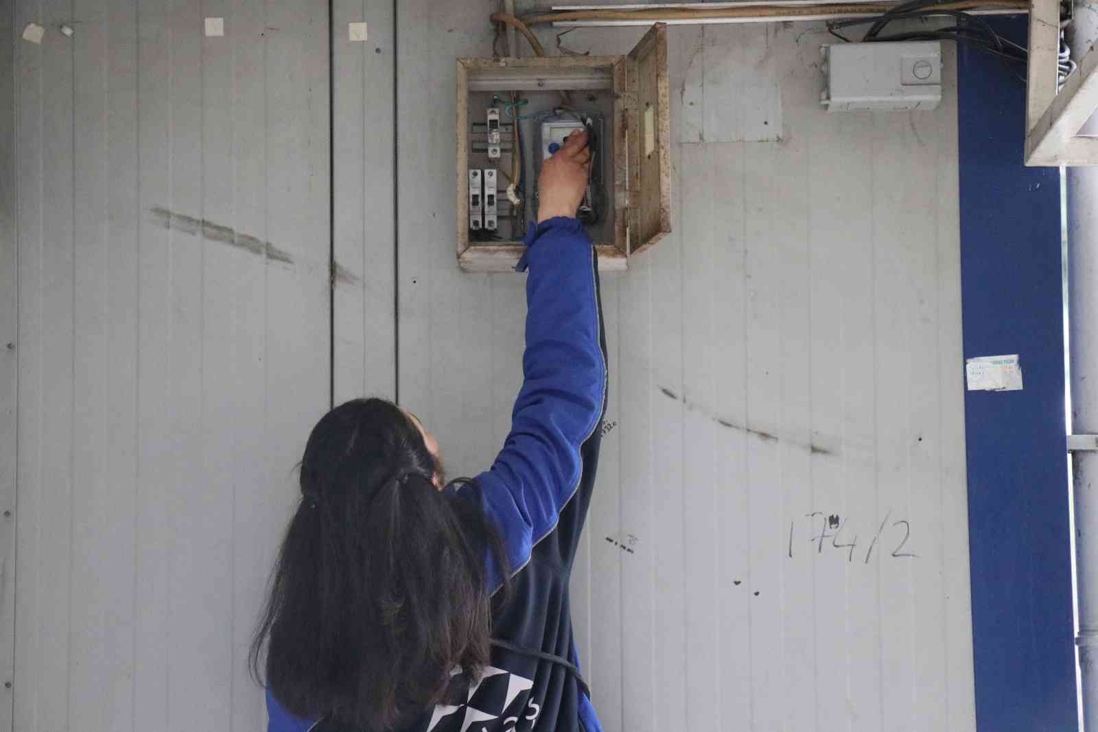 Sakarya’da elektrik dağıtım şirketinde sayaç okuma bölümünde tek kadın olarak görev yapan 20 yaşındaki Selinay İşler, yağmur ve çamura aldırış ...