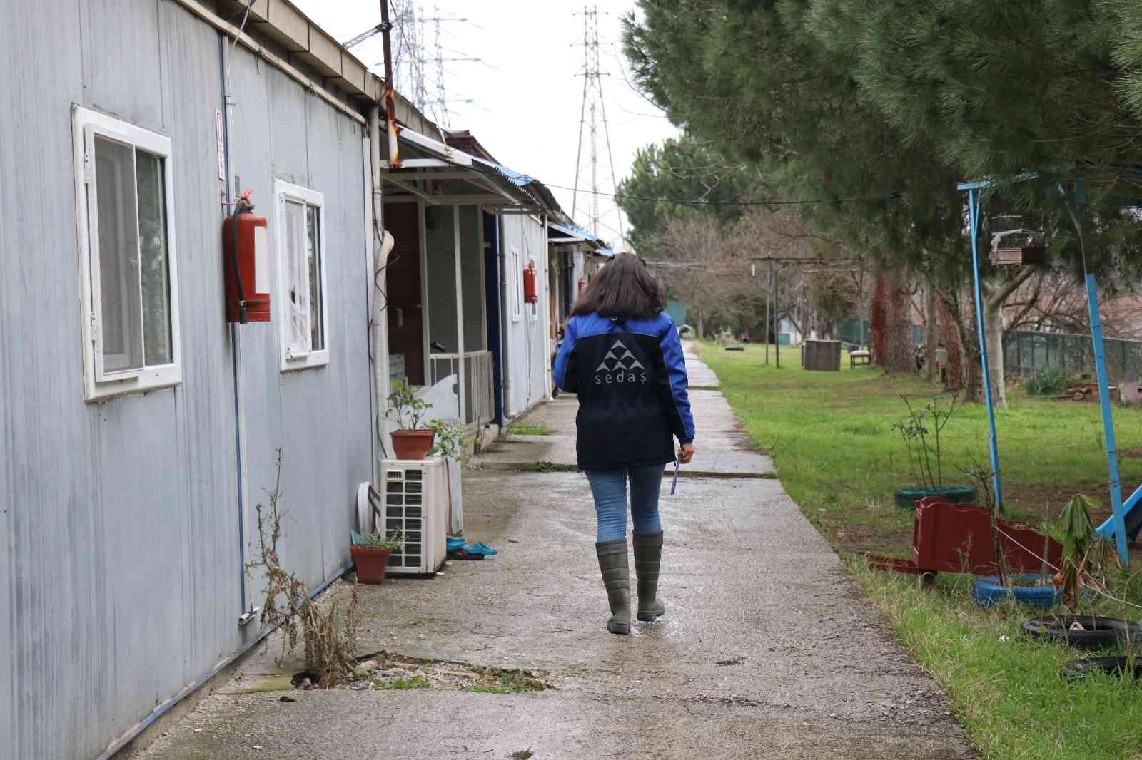 Sakarya’da elektrik dağıtım şirketinde sayaç okuma bölümünde tek kadın olarak görev yapan 20 yaşındaki Selinay İşler, yağmur ve çamura aldırış ...