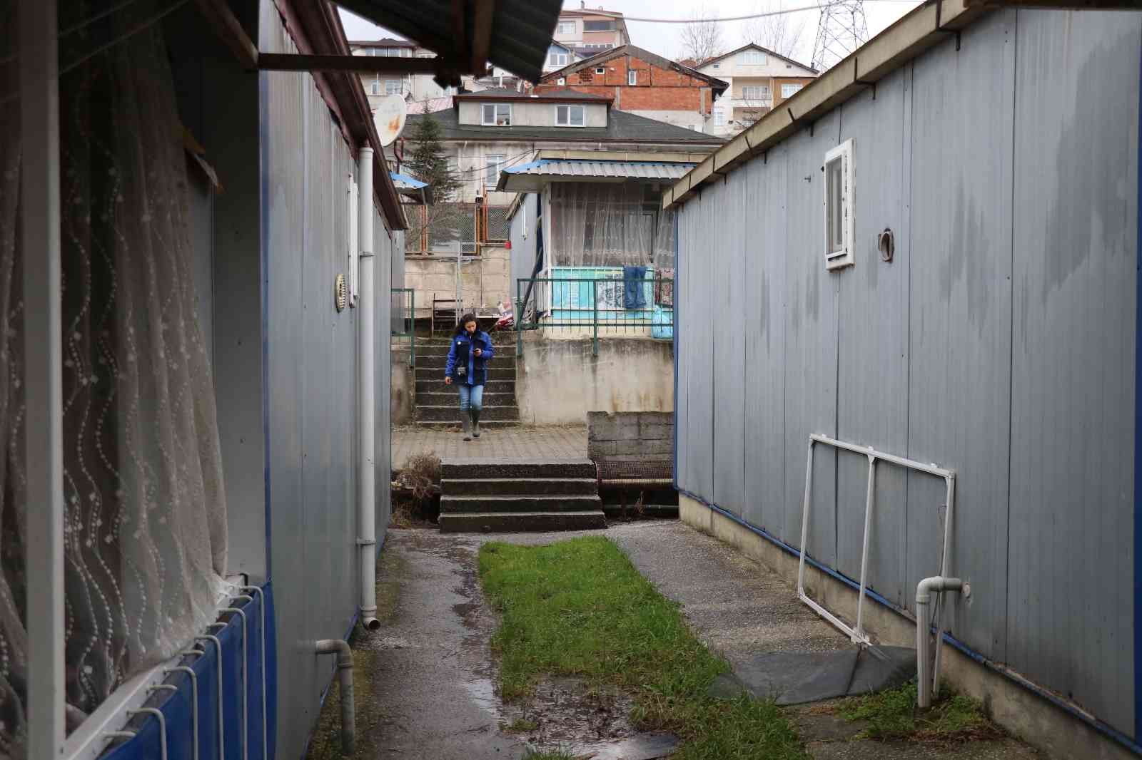 Sakarya’da elektrik dağıtım şirketinde sayaç okuma bölümünde tek kadın olarak görev yapan 20 yaşındaki Selinay İşler, yağmur ve çamura aldırış ...