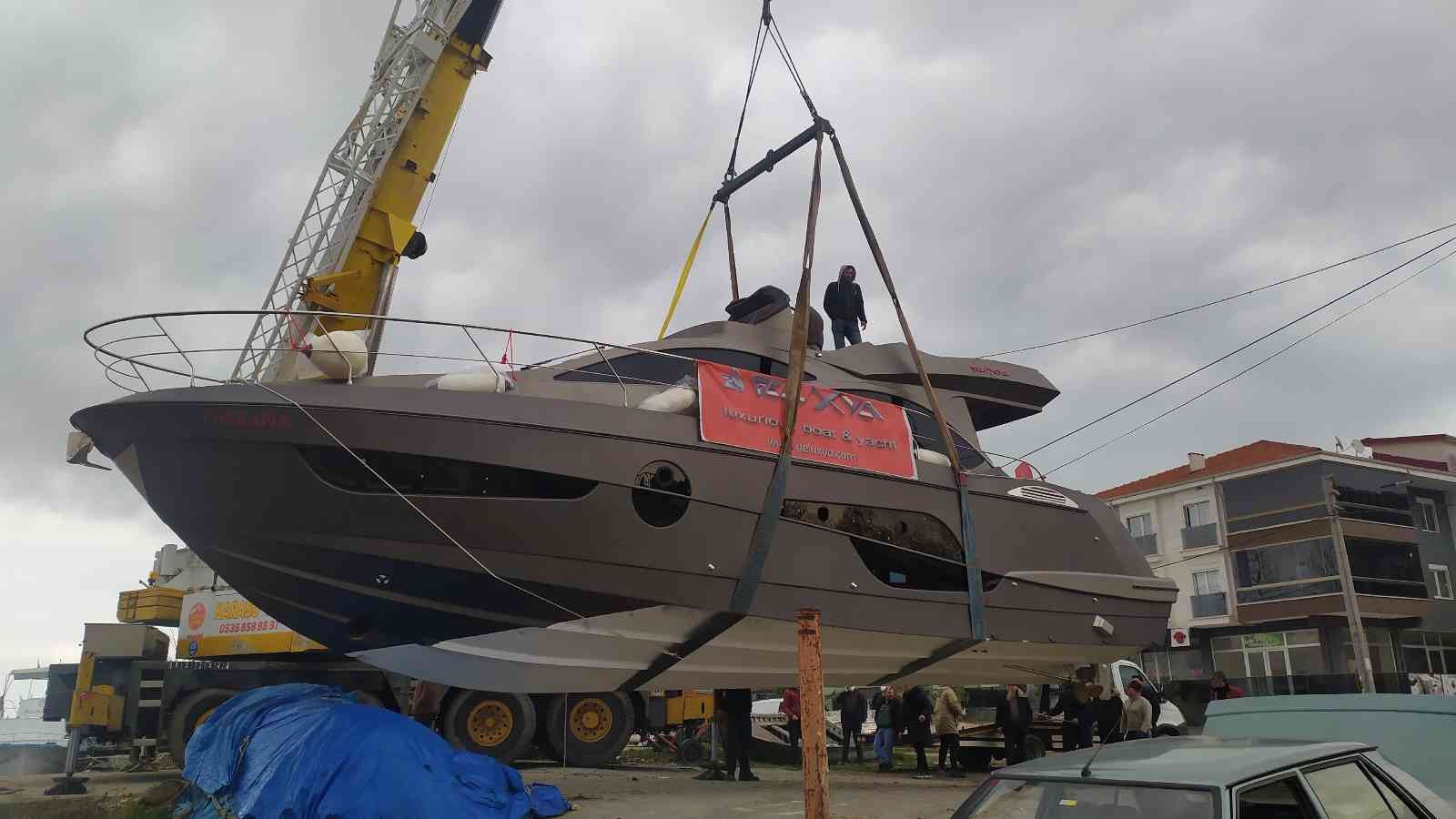 Avrupa standartlarına uygun olarak tasarlanan ve Sakarya’da üretilen lüks deniz araçları, Türkiye’nin denize kıyısı olan bölgelerinde hizmet ...