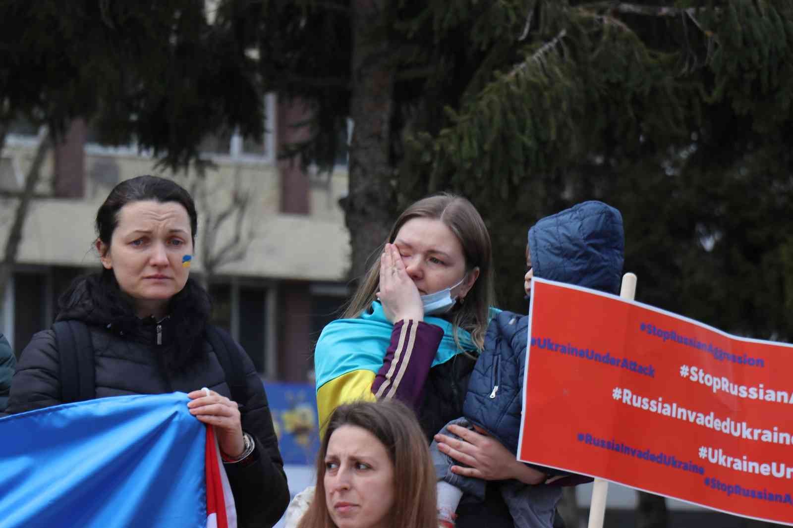 Rusya-Ukrayna savaşının başlamasının ardından Sakarya’da yaşayan Ukrayna vatandaşları Rusya’ya tepki gösterdi. Ukrayna’daki aileleri ve ...