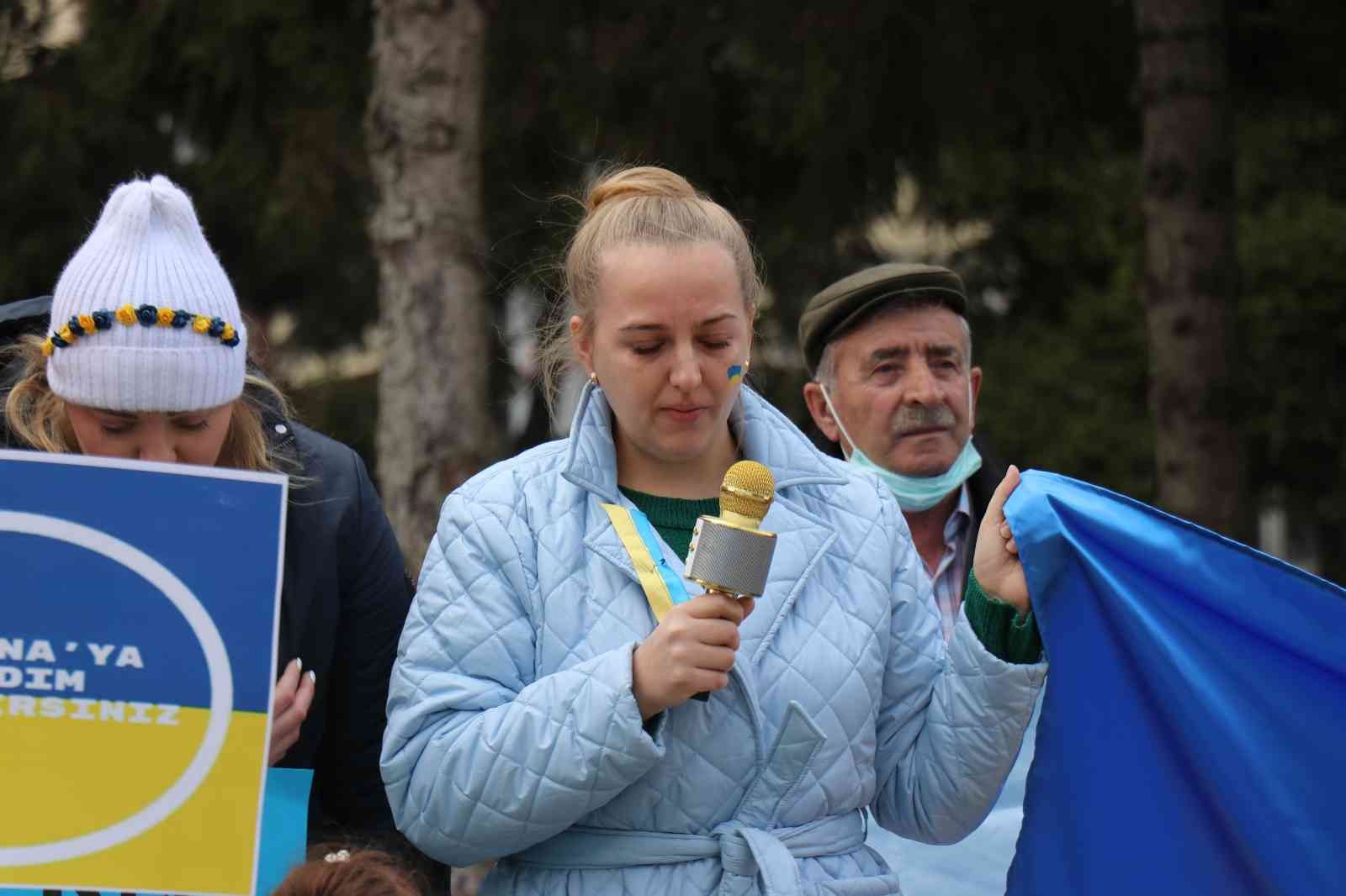 Rusya-Ukrayna savaşının başlamasının ardından Sakarya’da yaşayan Ukrayna vatandaşları Rusya’ya tepki gösterdi. Ukrayna’daki aileleri ve ...