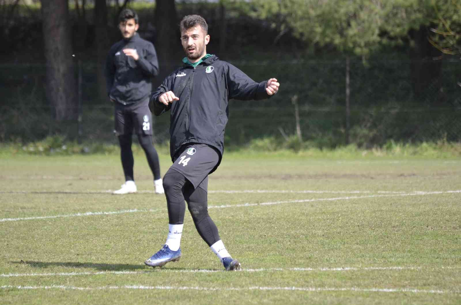 TFF 2. Lig Kırmızı Grup’ta 65 puanla lider durumda bulunan Sakaryaspor, olumsuz hava şartları sebebiyle ertelenen Adıyaman FK maçı hazırlıklarını ...