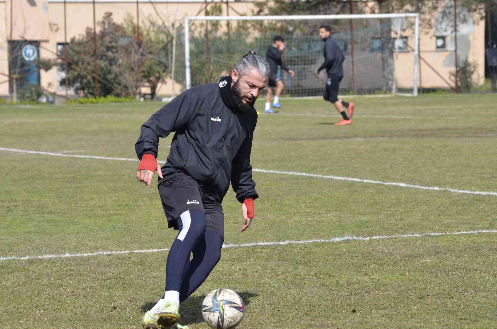 TFF 2. Lig Kırmızı Grup’ta 65 puanla lider durumda bulunan Sakaryaspor, olumsuz hava şartları sebebiyle ertelenen Adıyaman FK maçı hazırlıklarını ...