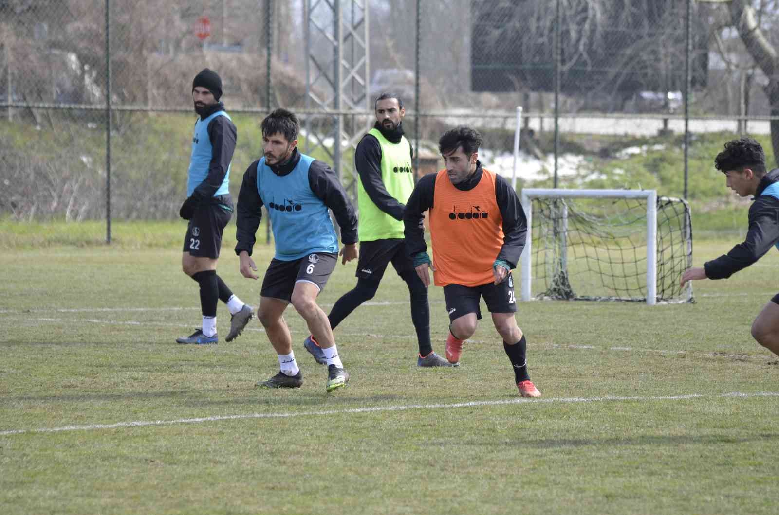 TFF 2. Lig Kırmızı Grup’ta 65 puanla lider durumda bulunan Sakaryaspor, olumsuz hava şartları sebebiyle ertelenen Adıyaman FK maçı hazırlıklarını ...