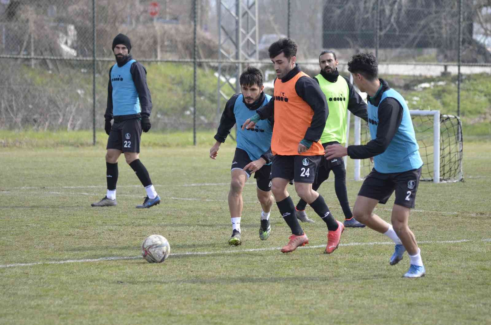 TFF 2. Lig Kırmızı Grup’ta 65 puanla lider durumda bulunan Sakaryaspor, olumsuz hava şartları sebebiyle ertelenen Adıyaman FK maçı hazırlıklarını ...