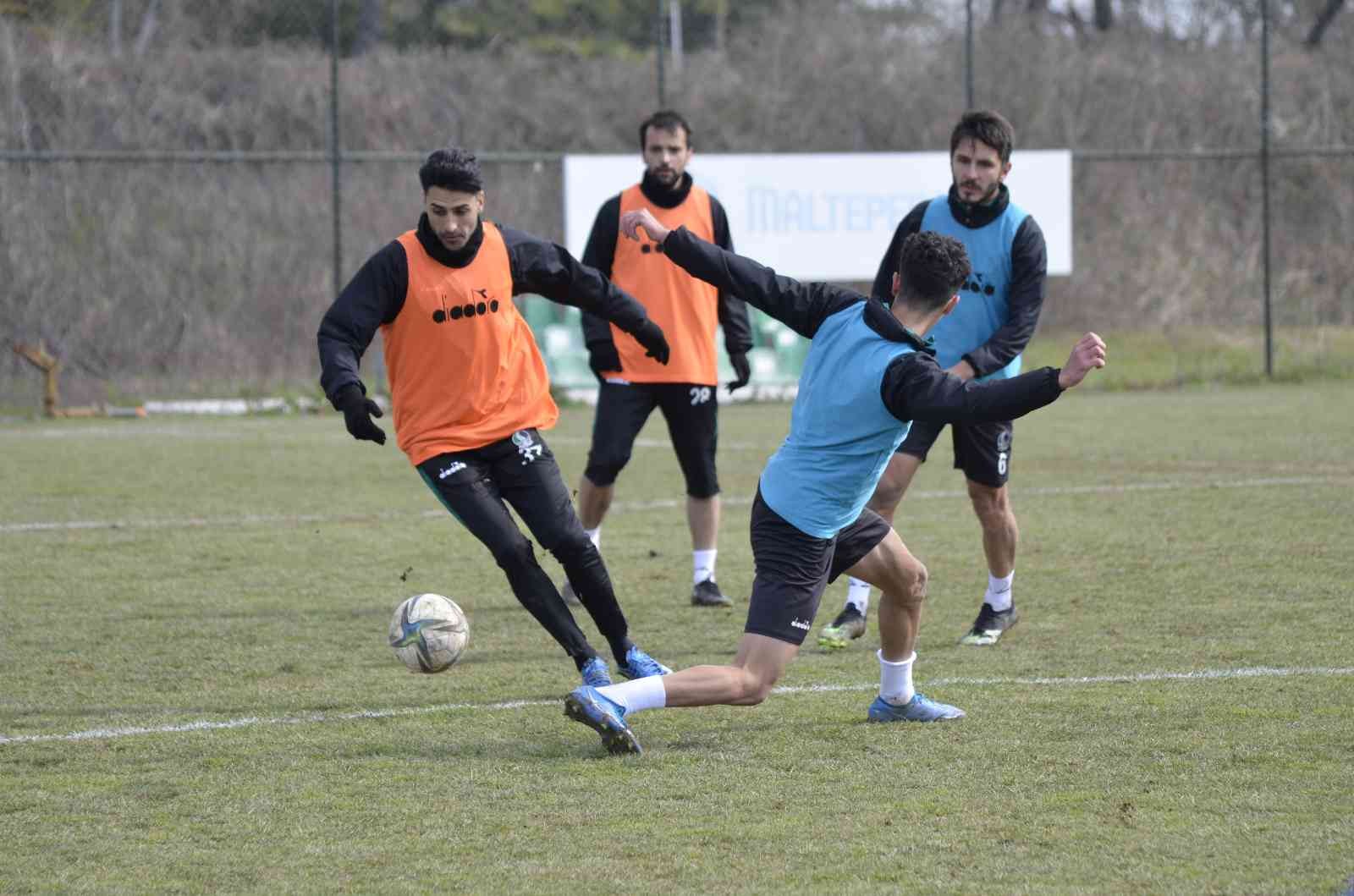 TFF 2. Lig Kırmızı Grup’ta 65 puanla lider durumda bulunan Sakaryaspor, olumsuz hava şartları sebebiyle ertelenen Adıyaman FK maçı hazırlıklarını ...