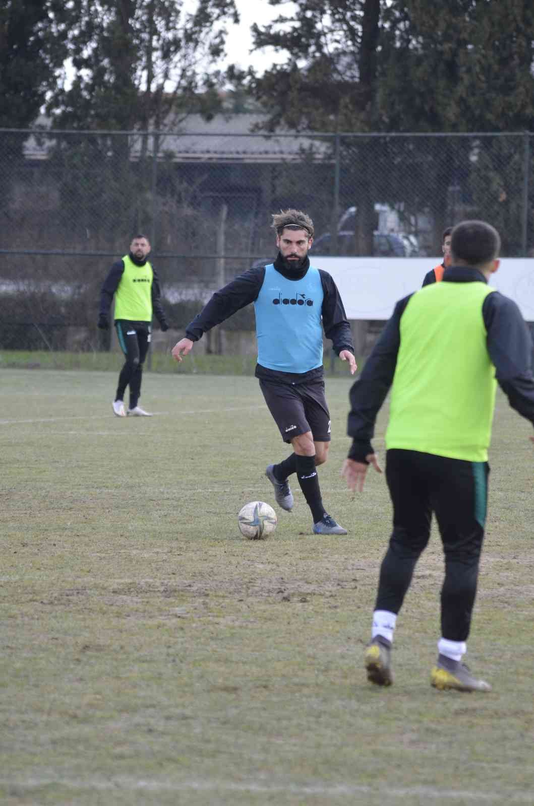 TFF 2. Lig Kırmızı Grup’un 31. haftasında Afjet Afyonspor’a konuk olacak Sakaryaspor, müsabakanın hazırlıklarını sürdürüyor. Kadrosuna kattığı ...