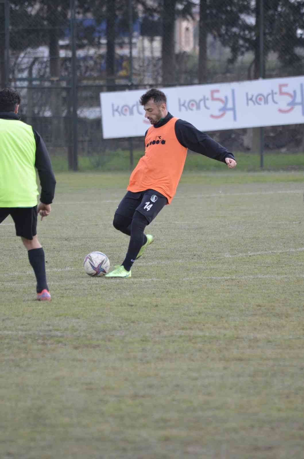 TFF 2. Lig Kırmızı Grup’un 31. haftasında Afjet Afyonspor’a konuk olacak Sakaryaspor, müsabakanın hazırlıklarını sürdürüyor. Kadrosuna kattığı ...