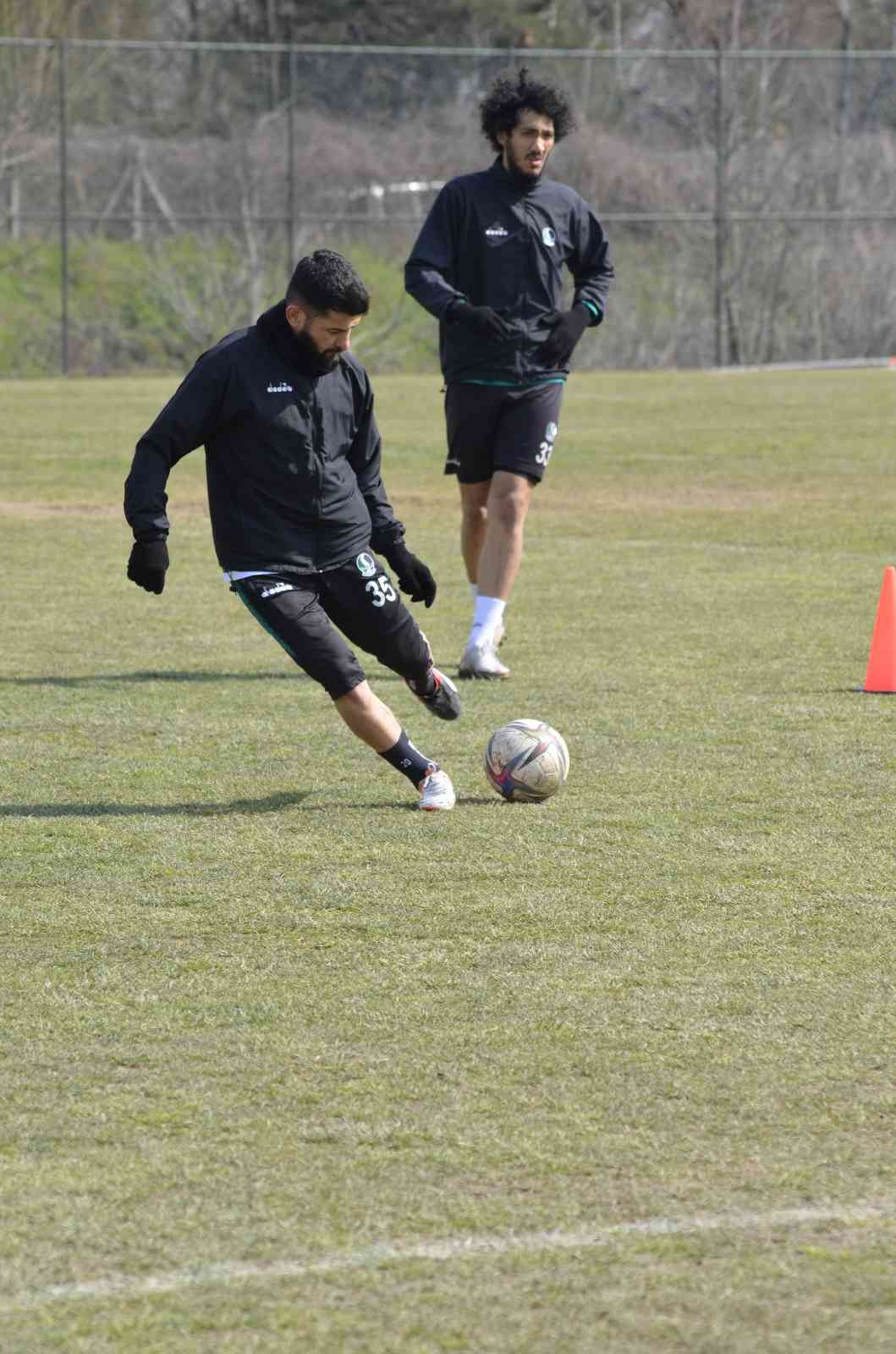 TFF 2. Lig Kırmızı Grup’un 31. haftasında Afjet Afyonspor’a konuk olacak Sakaryaspor, müsabakanın hazırlıklarını sürdürüyor. Kadrosuna kattığı ...