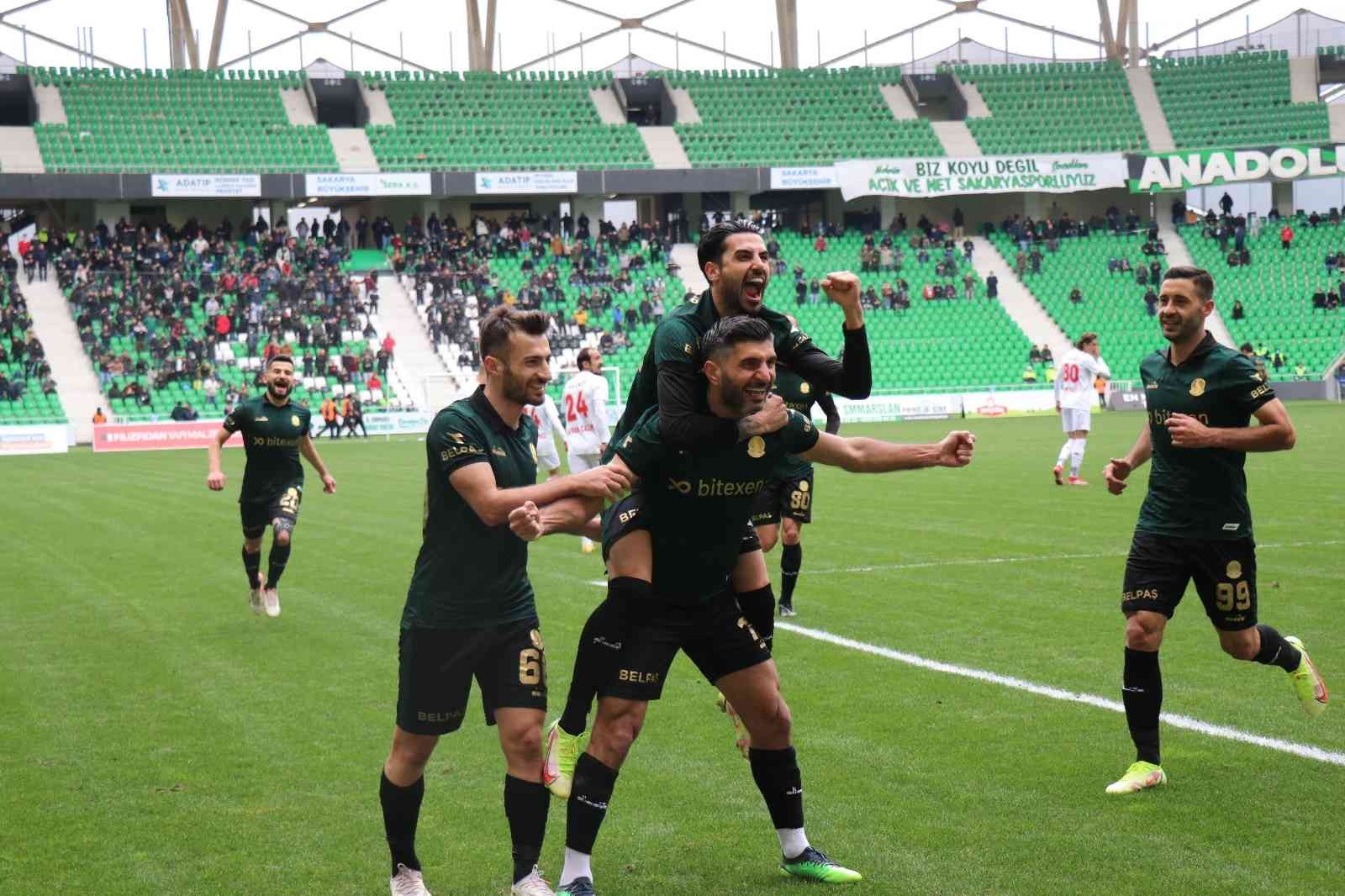 TFF 2. Lig’de 22. hafta erteleme maçında Sakaryaspor, Çorum FK’yı 4-1 yenerek galip geldi. Maçın ardından ise teknik adamlar karşılaşmayı ...