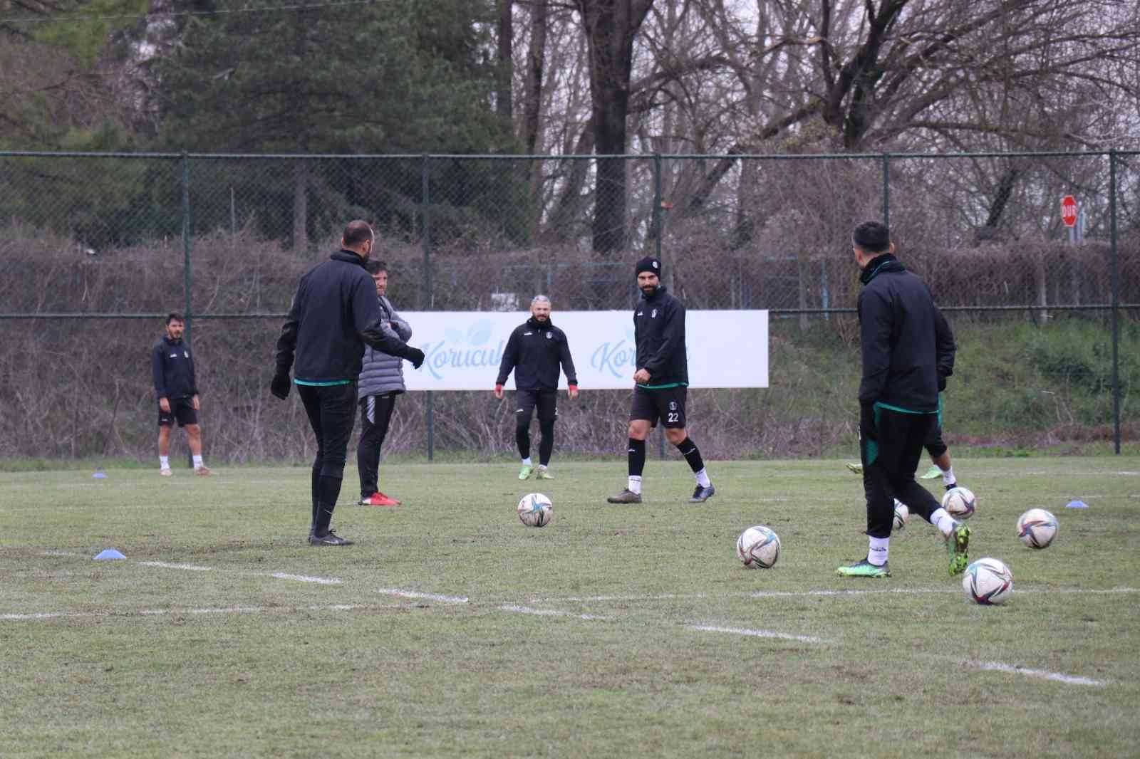 TFF 2. Lig’de şampiyonluğa emin adımlarla ilerleyen ve 62 puanla liderliğini koruyan Sakaryaspor, 22. haftada yoğun kar sebebiyle ertelenen Çorum ...