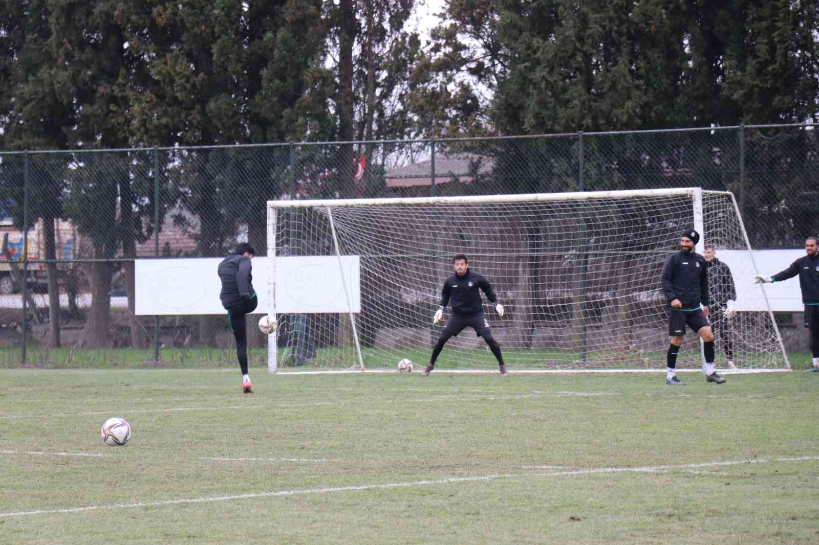 TFF 2. Lig’de şampiyonluğa emin adımlarla ilerleyen ve 62 puanla liderliğini koruyan Sakaryaspor, 22. haftada yoğun kar sebebiyle ertelenen Çorum ...