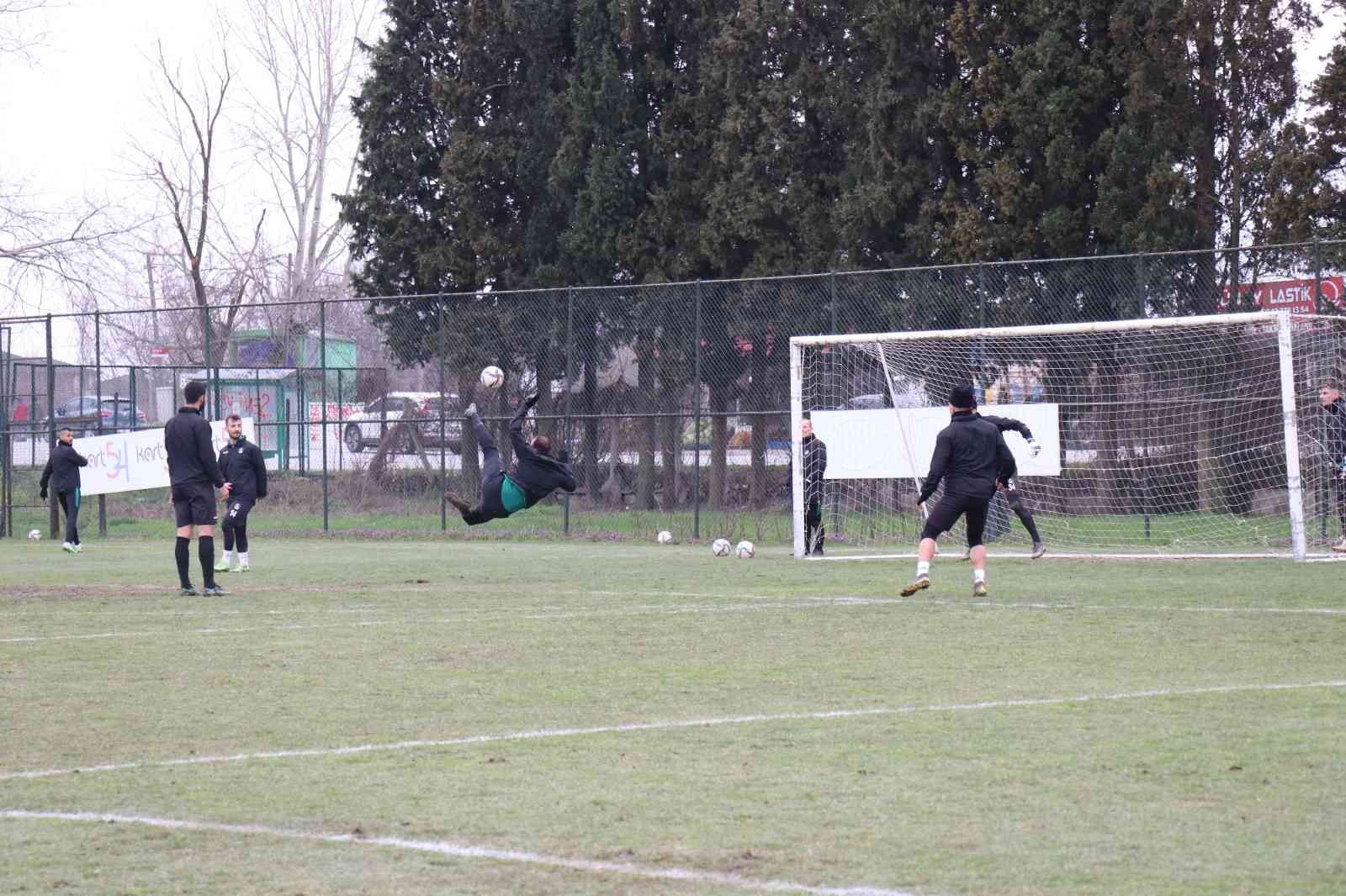 TFF 2. Lig’de şampiyonluğa emin adımlarla ilerleyen ve 62 puanla liderliğini koruyan Sakaryaspor, 22. haftada yoğun kar sebebiyle ertelenen Çorum ...