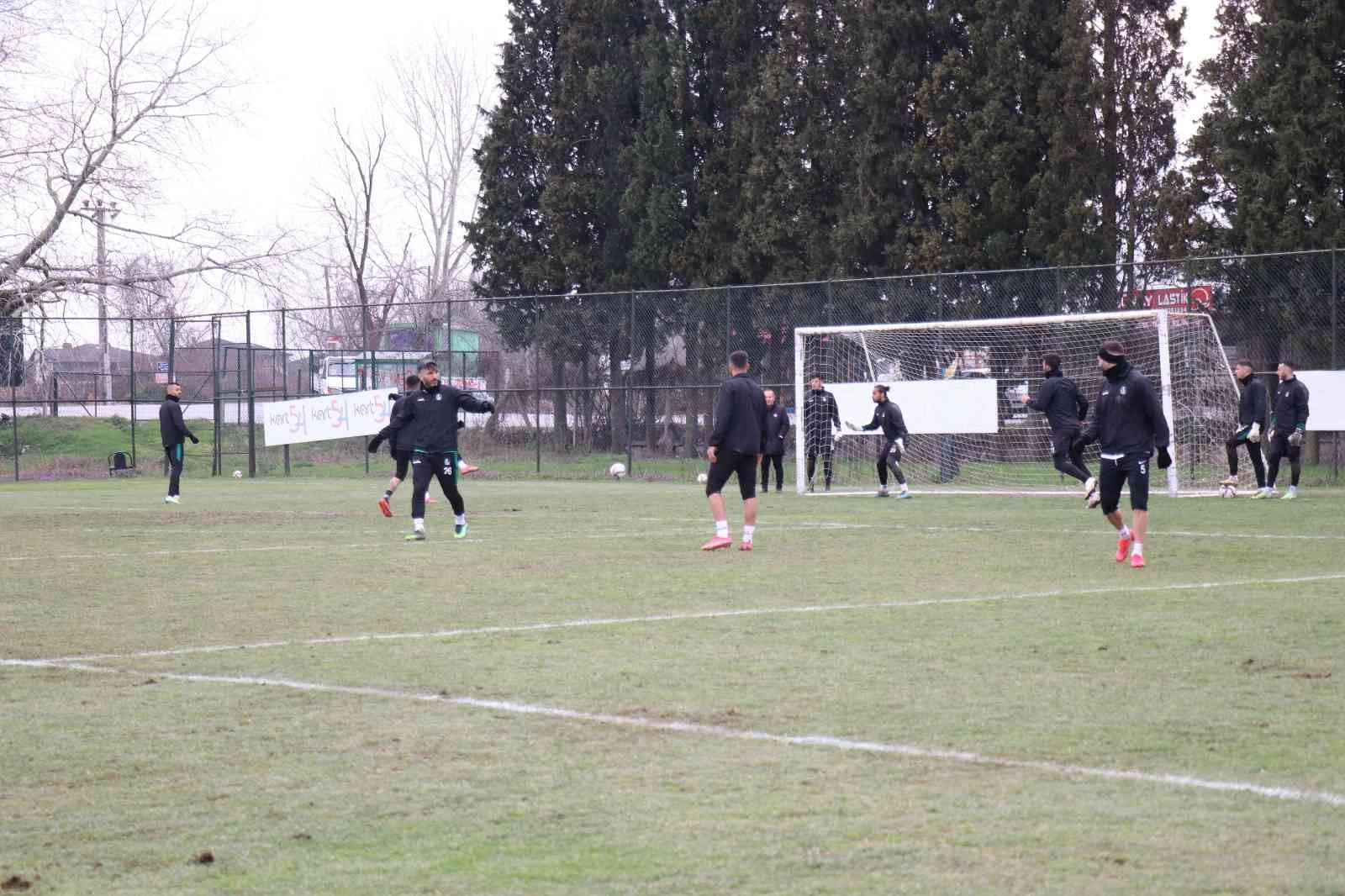 TFF 2. Lig’de şampiyonluğa emin adımlarla ilerleyen ve 62 puanla liderliğini koruyan Sakaryaspor, 22. haftada yoğun kar sebebiyle ertelenen Çorum ...