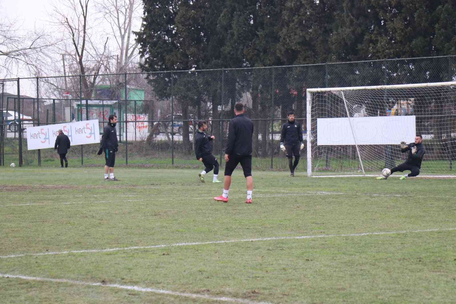 TFF 2. Lig’de şampiyonluğa emin adımlarla ilerleyen ve 62 puanla liderliğini koruyan Sakaryaspor, 22. haftada yoğun kar sebebiyle ertelenen Çorum ...