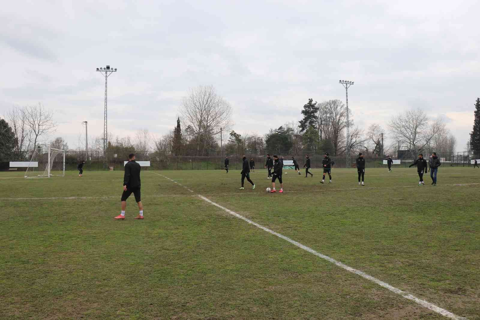 TFF 2. Lig’de şampiyonluğa emin adımlarla ilerleyen ve 62 puanla liderliğini koruyan Sakaryaspor, 22. haftada yoğun kar sebebiyle ertelenen Çorum ...