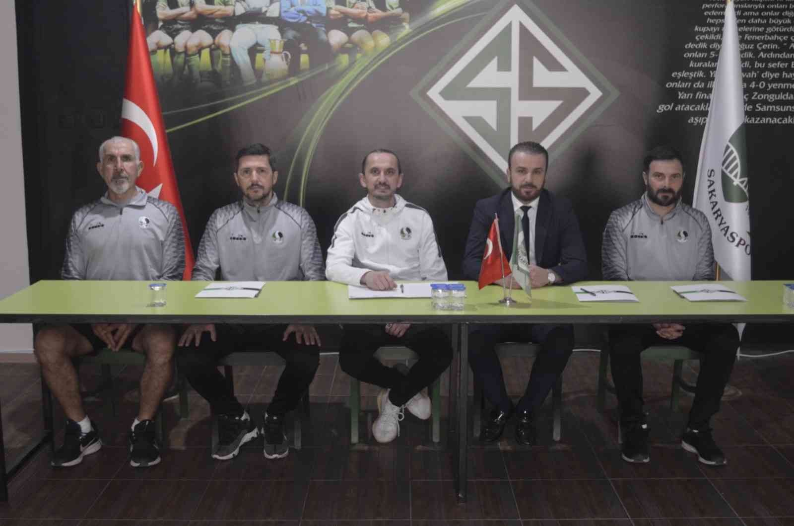 Ercümend Coşkundere ile yollar ayrıldıktan sonra teknik direktör arayışına giren ve adı Yılmaz Vural ile anılan Sakaryaspor, sosyal medya hesabı ...