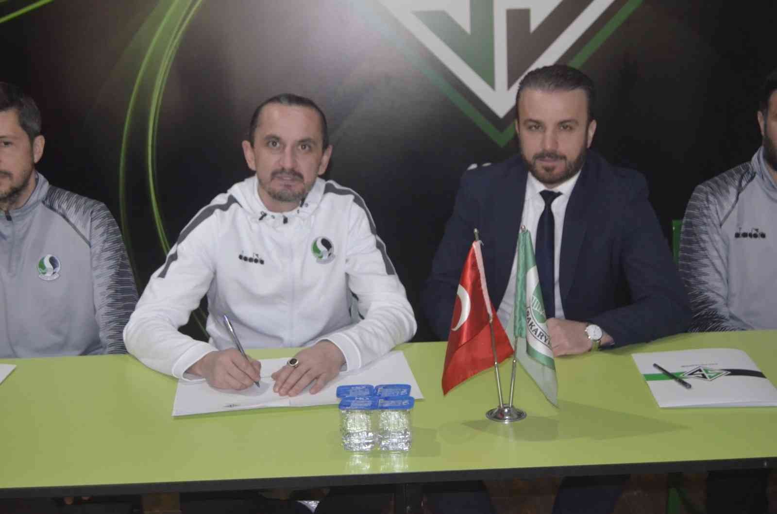 Ercümend Coşkundere ile yollar ayrıldıktan sonra teknik direktör arayışına giren ve adı Yılmaz Vural ile anılan Sakaryaspor, sosyal medya hesabı ...