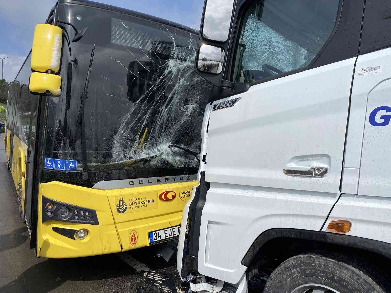 Sancaktepe’de cadde üzerinde ters istikamette seyir halinde olan tır ile İETT otobüsü kafa kafaya çarpıştı. Kazada İETT otobüsü şoförü yaralandı ...