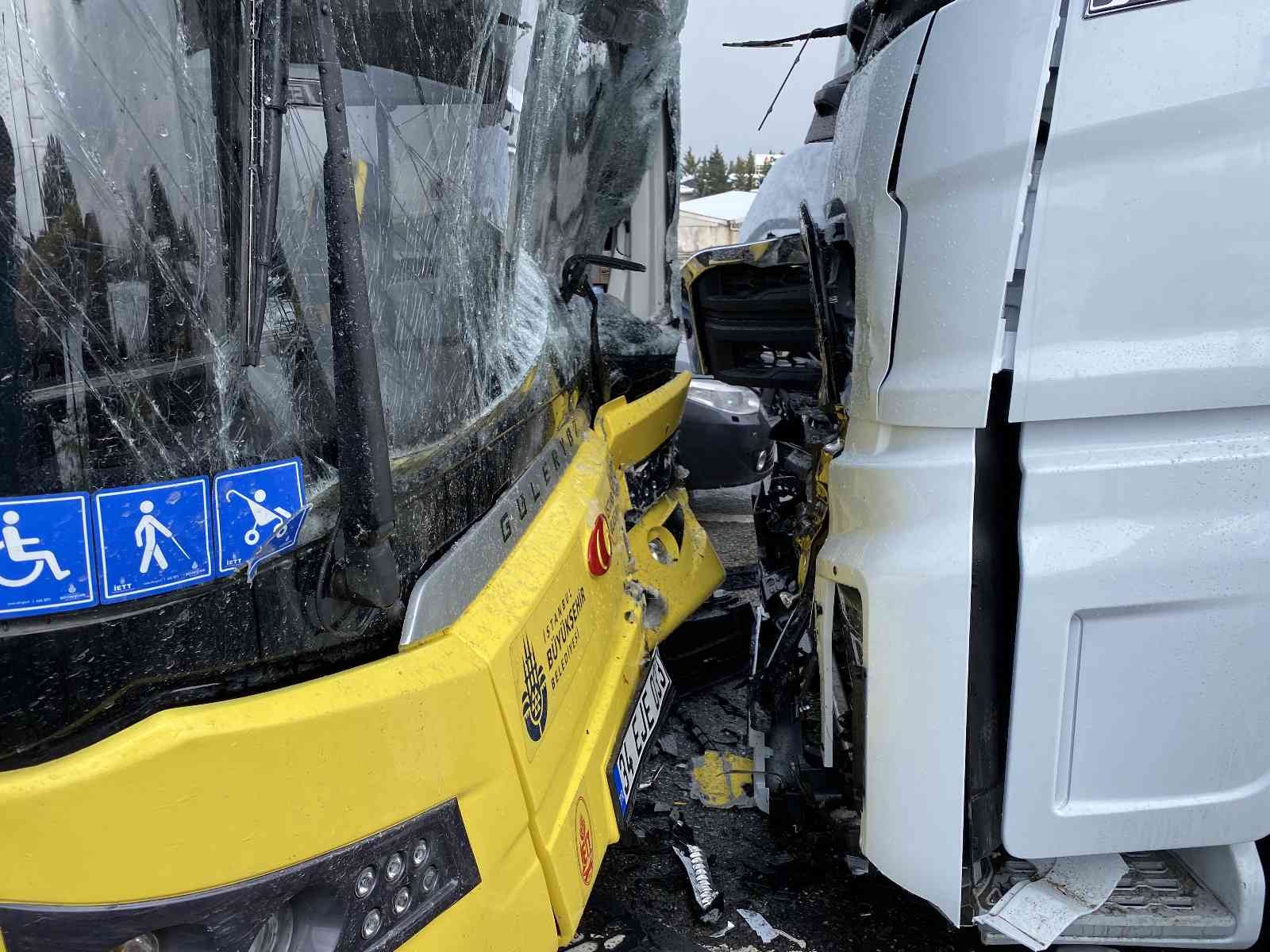 Sancaktepe’de cadde üzerinde ters istikamette seyir halinde olan tır ile İETT otobüsü kafa kafaya çarpıştı. Kazada İETT otobüsü şoförü yaralandı ...