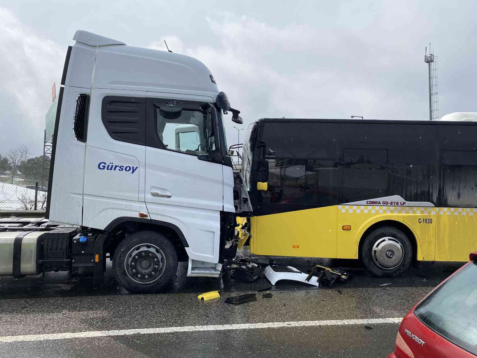 Sancaktepe’de cadde üzerinde ters istikamette seyir halinde olan tır ile İETT otobüsü kafa kafaya çarpıştı. Kazada İETT otobüsü şoförü yaralandı ...