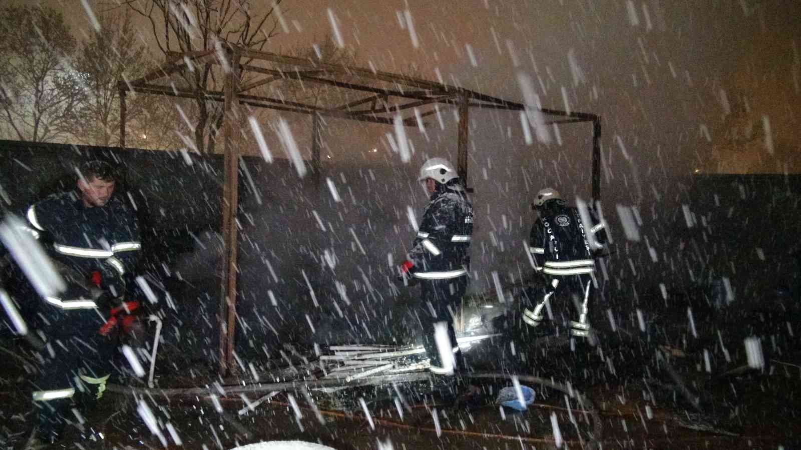 Kocaeli’nin Kartepe ilçesinde bir şantiyenin bekçisinin kaldığı kulübede yangın çıktı. Yangına müdahale etmeye çalışan bekçi hafif yaralandı ...