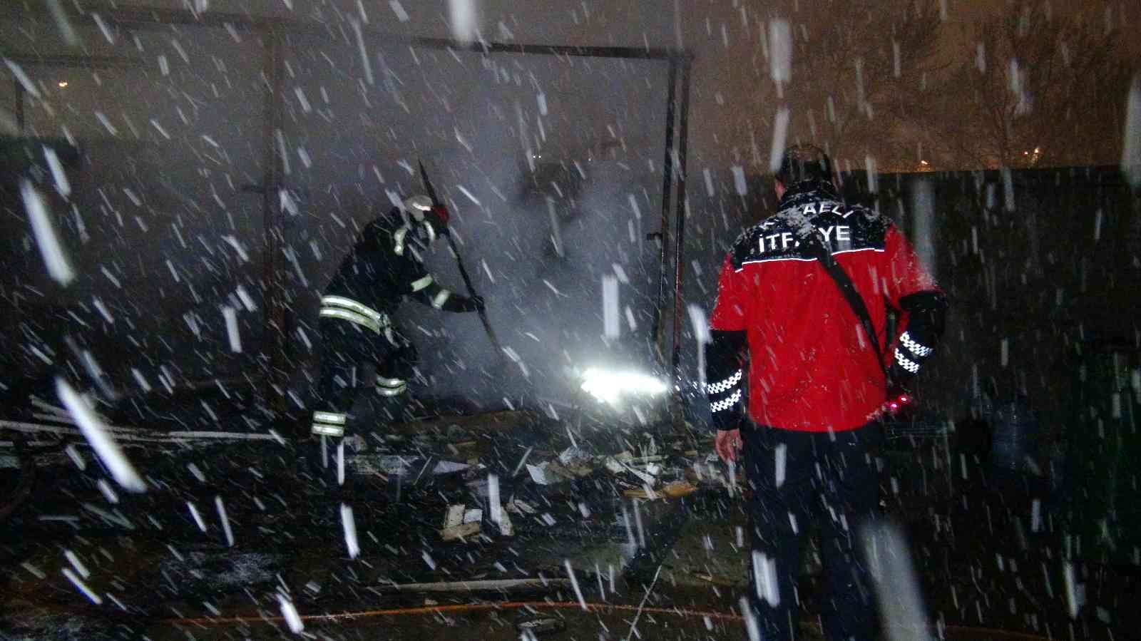 Kocaeli’nin Kartepe ilçesinde bir şantiyenin bekçisinin kaldığı kulübede yangın çıktı. Yangına müdahale etmeye çalışan bekçi hafif yaralandı ...