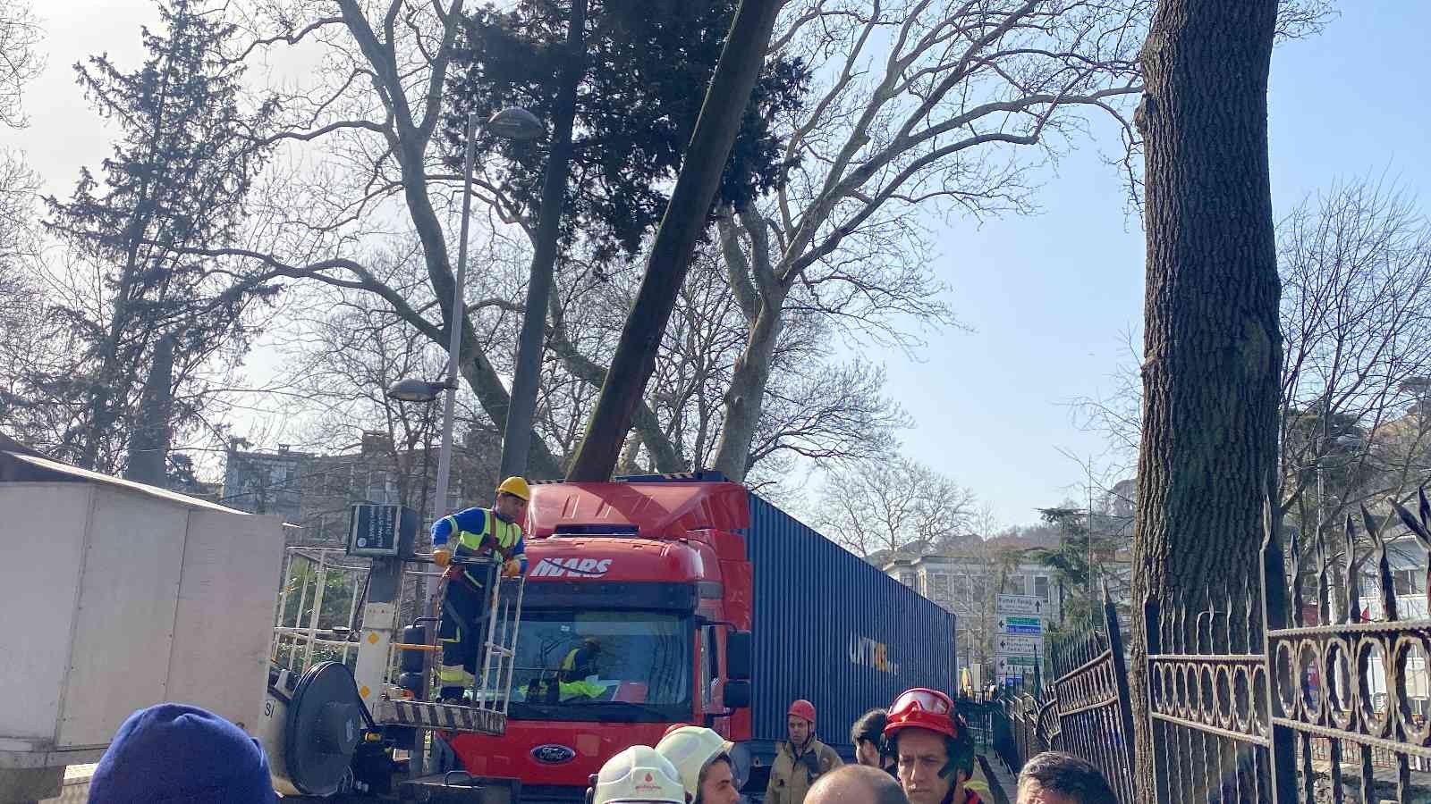 Sarıyer’de dar yolda manevra yapamayan tır, ağaca çarptı. Tırın üstüne devrilen metrelerce uzunluğundaki ağacın bir kısmı itfaiye ekiplerince ...