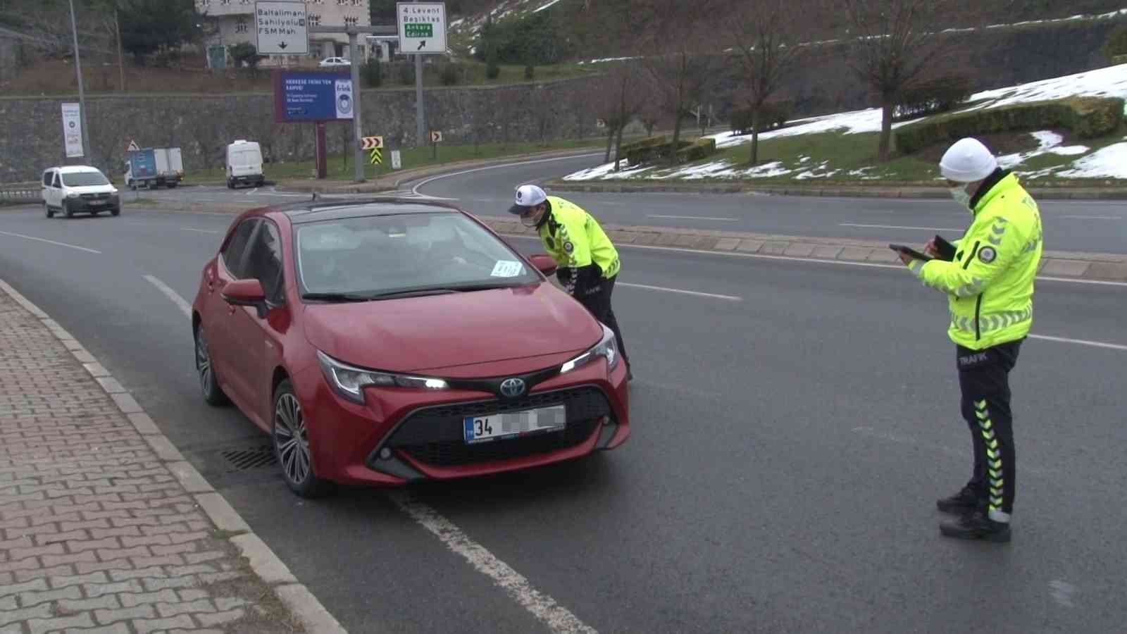 Sarıyer’de Trafik Denetleme Şube Müdürlüğüne bağlı ekipler, dron destekli trafik denetimi gerçekleştirdi. Emniyet kemeri takmayan sürücülere para ...