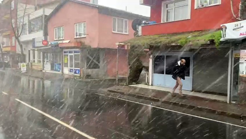 İstanbul’da beklenen kar yağışı Sarıyer’in bazı mahallerinde etkili olmaya başladı. Meteoroloji Genel Müdürlüğü’nün uyarılarının ardından ...