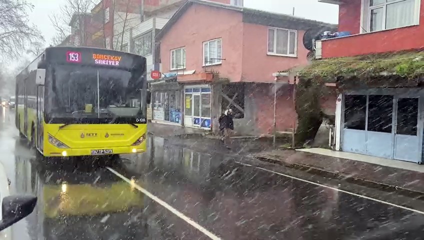 İstanbul’da beklenen kar yağışı Sarıyer’in bazı mahallerinde etkili olmaya başladı. Meteoroloji Genel Müdürlüğü’nün uyarılarının ardından ...