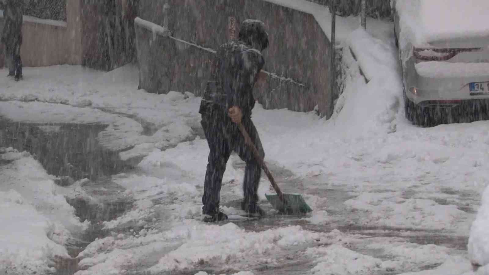 Sarıyer’de güne beyaz örtüyle uyanan vatandaşlar karla kaplı araçlarının üzerini temizlerken, sahil kenarında da bazı vatandaşların yürüyüş ve ...