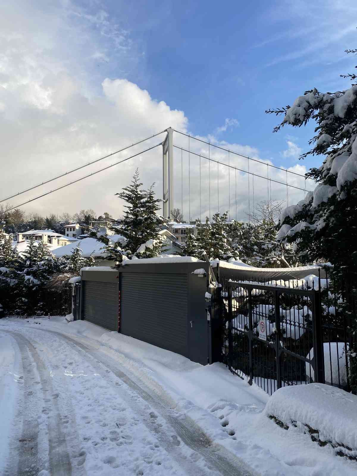 Sarıyer’de güne beyaz örtüyle uyanan vatandaşlar karla kaplı araçlarının üzerini temizlerken, sahil kenarında da bazı vatandaşların yürüyüş ve ...