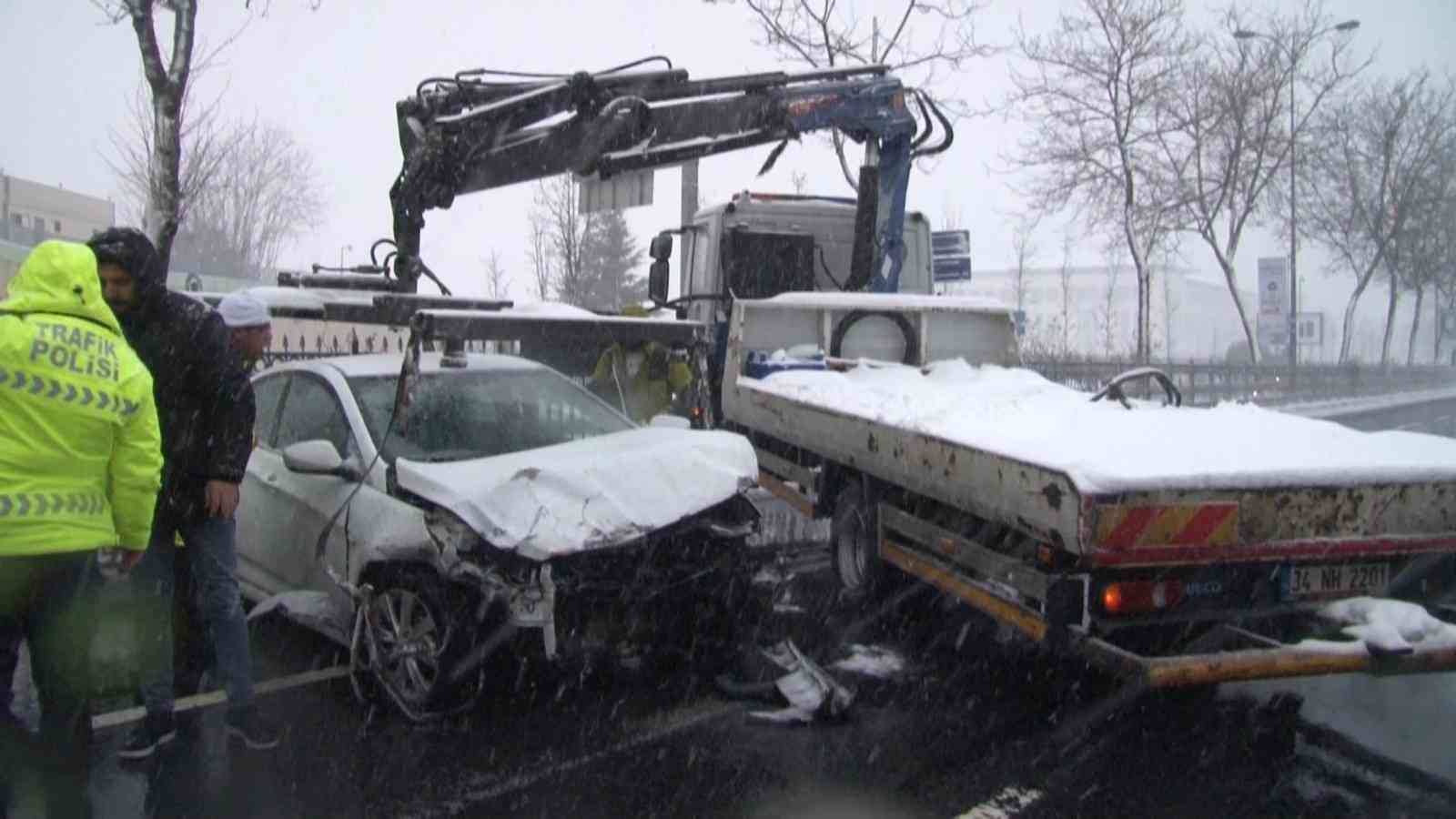 Sarıyer’de iki aracın karıştığı trafik kazasında bir otomobil takla attı. Takla atan araçta sıkışan kadın, itfaiye ekiplerince kurtarılarak ...