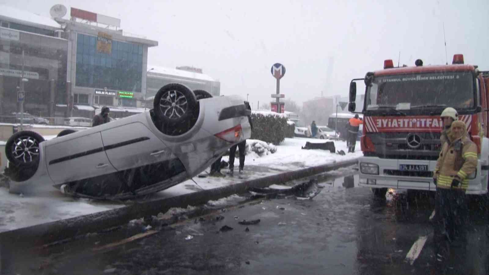 Sarıyer’de iki aracın karıştığı trafik kazasında bir otomobil takla attı. Takla atan araçta sıkışan kadın, itfaiye ekiplerince kurtarılarak ...