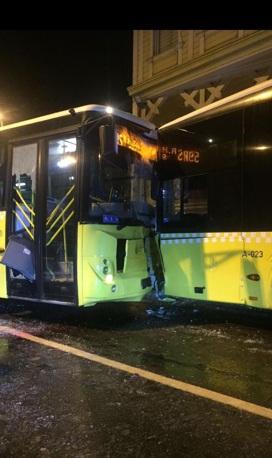 Sarıyer’de iki İETT otobüsünün kafa kafaya çarpışma anı çevrede bulunan bir güvenlik kamerasına yansıdı. Meydana gelen kazada da 4 kişinin hafif ...