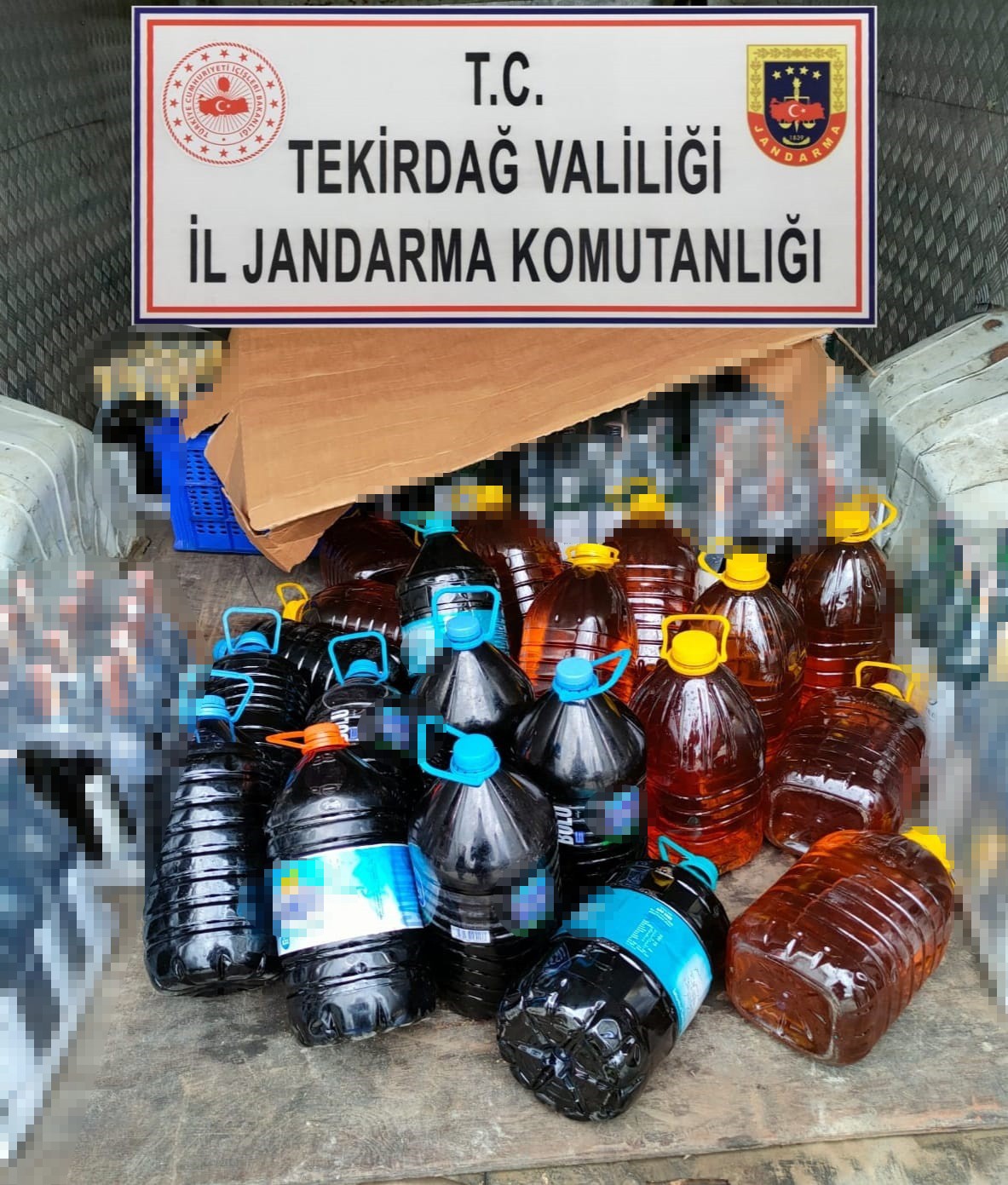 Tekirdağ’ın Şarköy ilçesinde 110 litre bandrolsüz şarap ele geçirildi. Şarköy’ün Mürefte Mahallesi’nde şarap üretiminde çalışan F.Ş. isimli ...